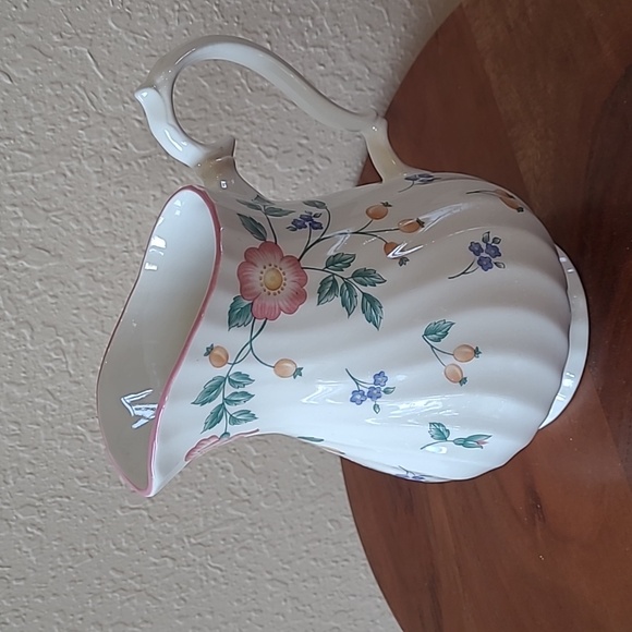 Vintage Churchill Briar Rose swirl design pitcher 6.5" - Picture 1 of 8